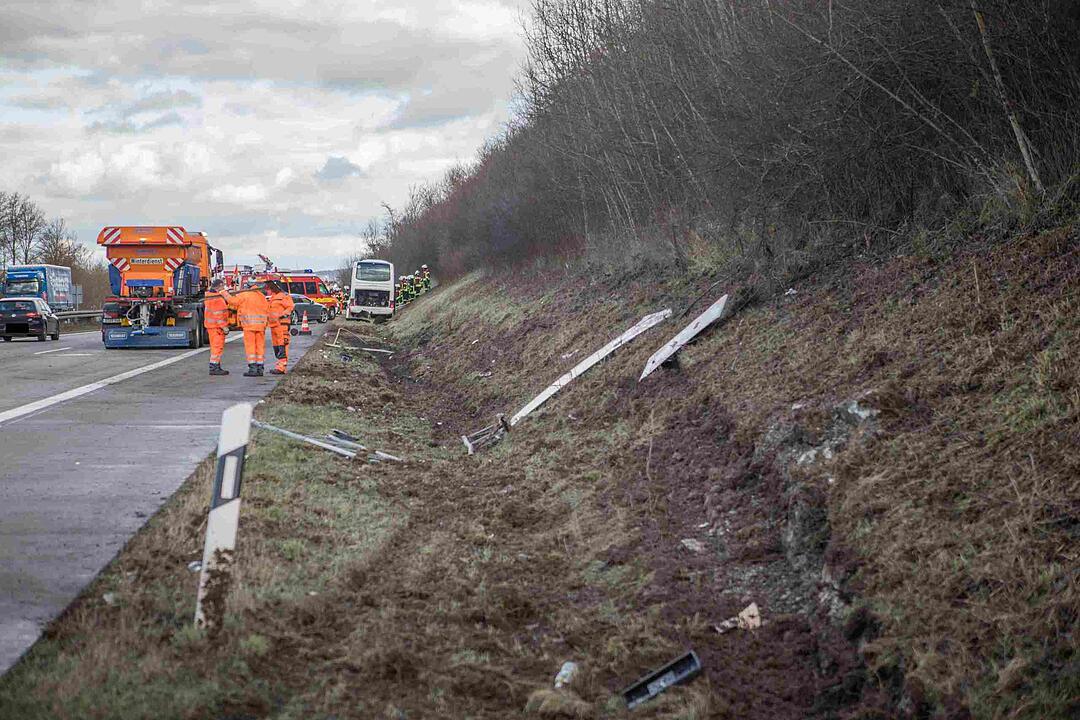 Mittelfranken: Bus mit 26 Schülern verunglückt auf A7 – mehrere Verletzte