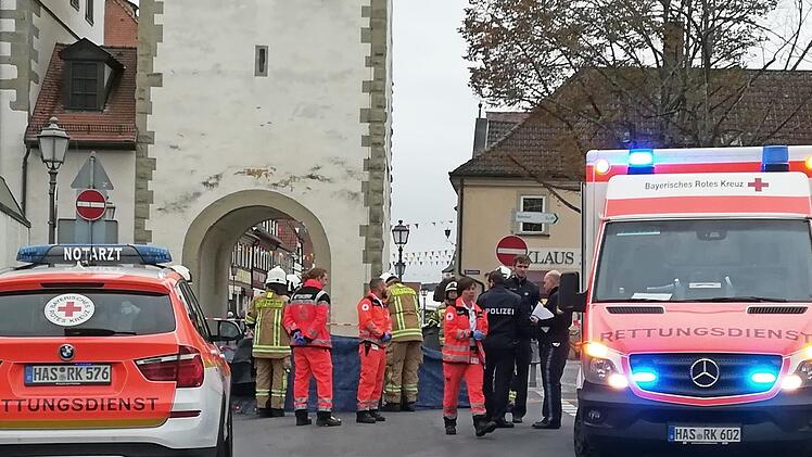 In der Oberen Vorstadt in Ha&szlig;furt starb am Dienstagnachmittag eine Fu&szlig;g&auml;ngerin, nachdem sie von einem Lkw erfasst worden war, noch an der Unfallstelle. Foto: Ren&eacute; Ruprecht