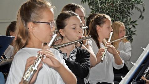 Das Vororchester (hier vorn mit Klara Hanusová und Mia Erlmann) machte den Auftakt zum Abschlusskonzert.