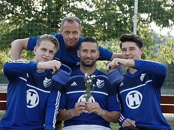 Das zarte Pfl&auml;nzchen Gemeinschaft hegen und pflegen wollen beim FC 06 Bad Kissingen (von links) Nils Halbig, Trainer Frank Halbig, Erwin Gergely und Cedric B&auml;&szlig;ler.  Foto: Steffen Standke