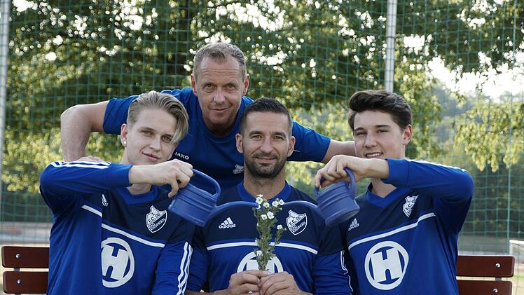 Das zarte Pfl&auml;nzchen Gemeinschaft hegen und pflegen wollen beim FC 06 Bad Kissingen (von links) Nils Halbig, Trainer Frank Halbig, Erwin Gergely und Cedric B&auml;&szlig;ler.  Foto: Steffen Standke