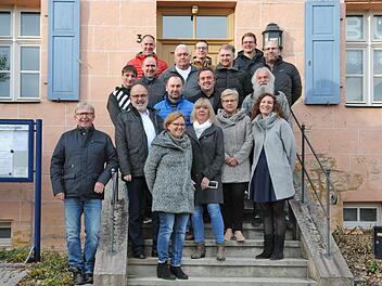 Die Kandidaten der Liste BHH vor dem Rathaus in Hetzles Foto: Karl Heinz Wirth