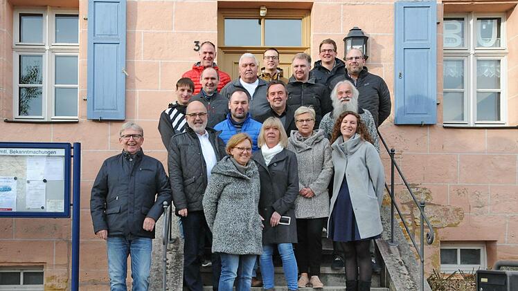 Die Kandidaten der Liste BHH vor dem Rathaus in Hetzles Foto: Karl Heinz Wirth