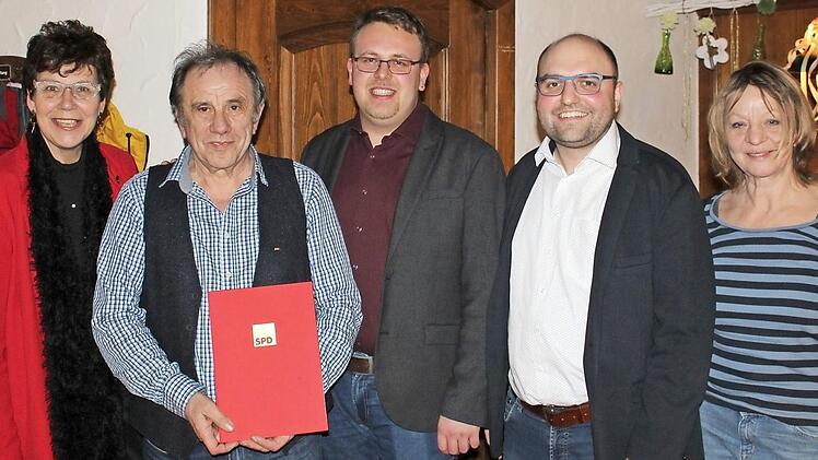 Eine ganz besondere Ehrung von seiner Ebensfelder SPD erfuhr Gemeinderat Kurt Hammer für über 50 Jahre Treue zur SPD. Unser Bild zeigt (von links) MdL a. D. Susann Biedefeld, den Jubilar Kurt Hammer, den SPD-Ortsvereinsvorsitzenden Tobias Engel, SPD-Kreisvorsitzenden Sebastian Müller und SPD-Gemeinderätin Eveline Zeis. Foto: privat