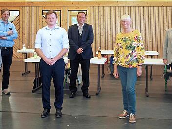 Die neuen Gremiumsmitglieder und Bürgermeister stellen sich vor: von links Luisa Hertel (CSU), Dritter Bürgermeister Michael Wunder (CSU), Julian Wachter (SPD), Bürgermeister Michael Pöhnlein (FW), Margarete Wunder-Blinzler (CSU) und Zweiter Bürgermeister Ludwig Pötzinger (FW).  Foto: Susanne Deuerling