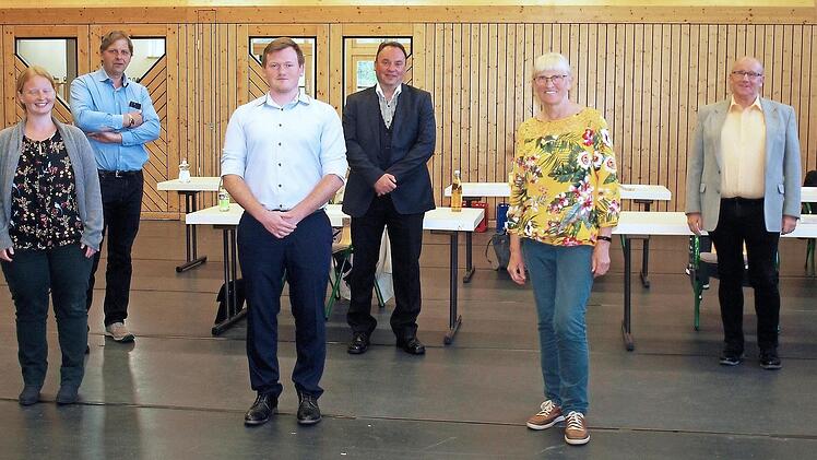 Die neuen Gremiumsmitglieder und Bürgermeister stellen sich vor: von links Luisa Hertel (CSU), Dritter Bürgermeister Michael Wunder (CSU), Julian Wachter (SPD), Bürgermeister Michael Pöhnlein (FW), Margarete Wunder-Blinzler (CSU) und Zweiter Bürgermeister Ludwig Pötzinger (FW).  Foto: Susanne Deuerling