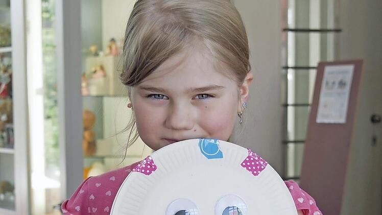 Dieser Smiley kreierte Emma aus zwei Partytellern.