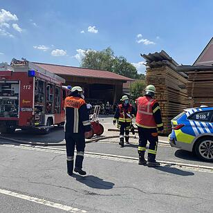 Zu einem schweren Unfall ist es am Freitagnachmittag (18.06.2021) in einem holzverarbeitenden Betrieb in Neumühle Weihenzell im Landkreis Ansbach gekommen.
