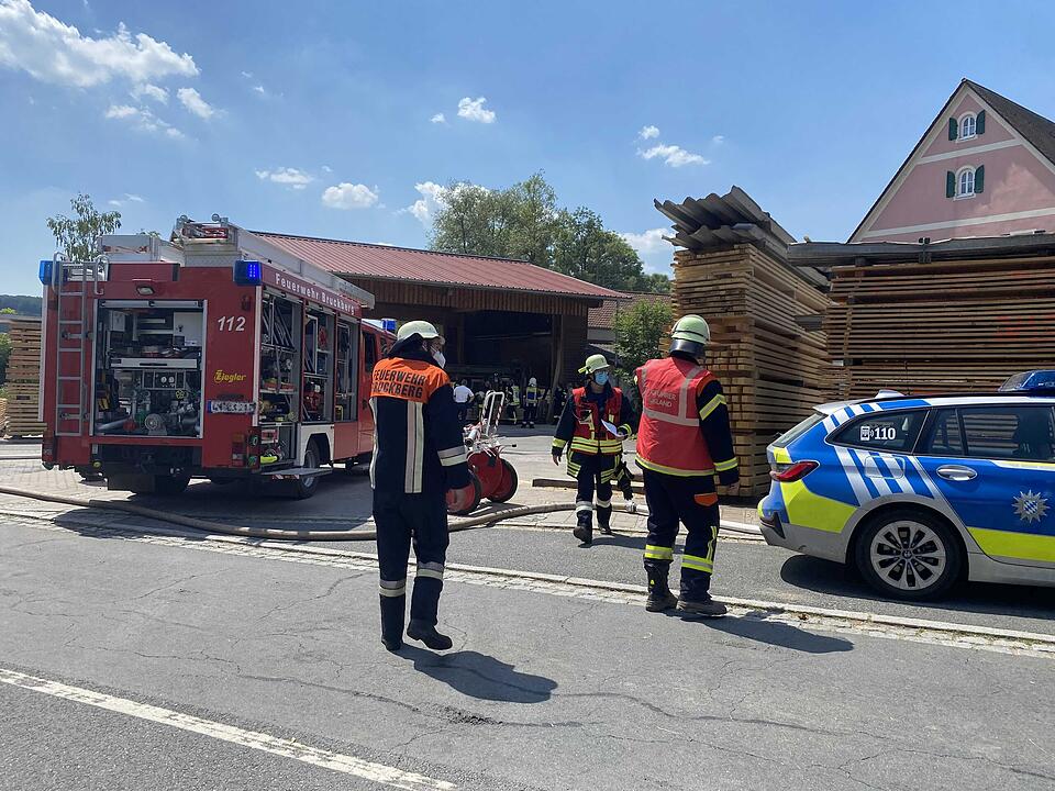 Zu einem schweren Unfall ist es am Freitagnachmittag (18.06.2021) in einem holzverarbeitenden Betrieb in Neumühle Weihenzell im Landkreis Ansbach gekommen.