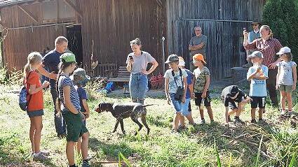 Die Wasserarbeit mit dem Hund war eine der Stationen beim Ferienprogramm mit zehn Kindern der Jäger der BJV-Kreisgruppe Hammelburg.