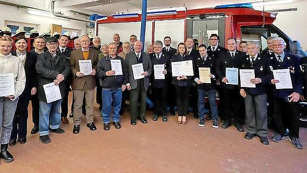 Die Freiwillige Feuerwehr Gundelsdorf hat Mitglieder f&uuml;r ihre langj&auml;hrige Treue geehrt.