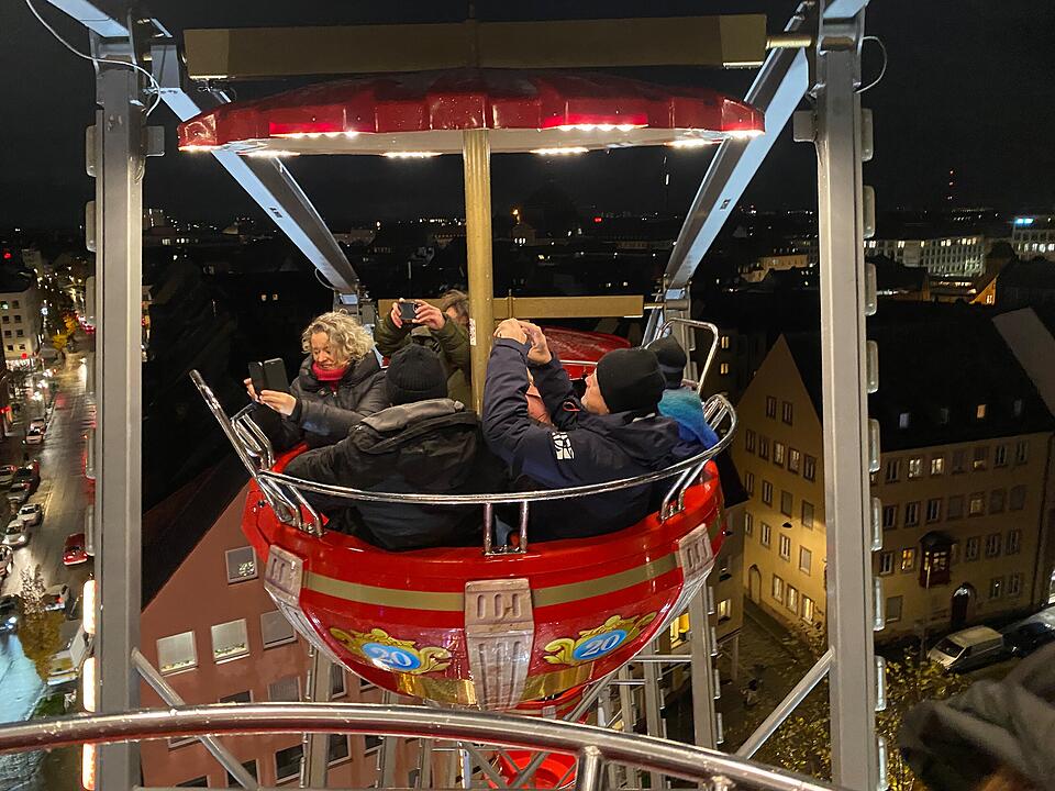 Glühwein, Bratwurst - Und Riesenrad: Winterdorf in Nürnberg eröffnet