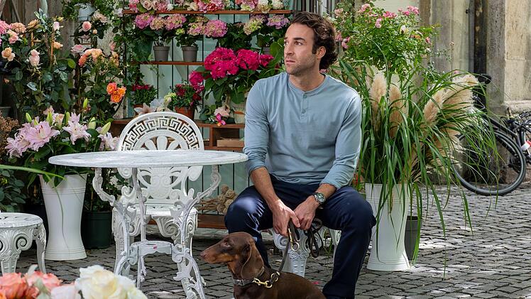 Yascha (Linus Sch&uuml;tz) ist auf der Suche nach der gro&szlig;en Liebe.