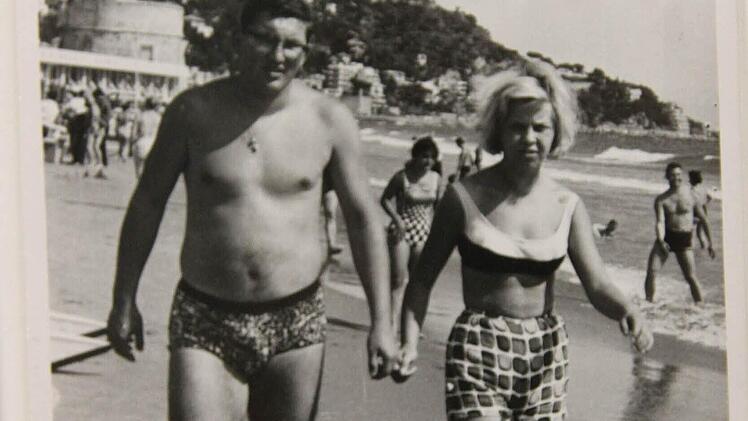 Mitte der 60er: Franz Böhm und seine Doris am Strand von Alassio.