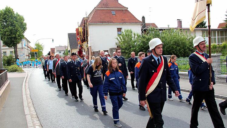 Der Festzug vom Rathaus zur Kirche