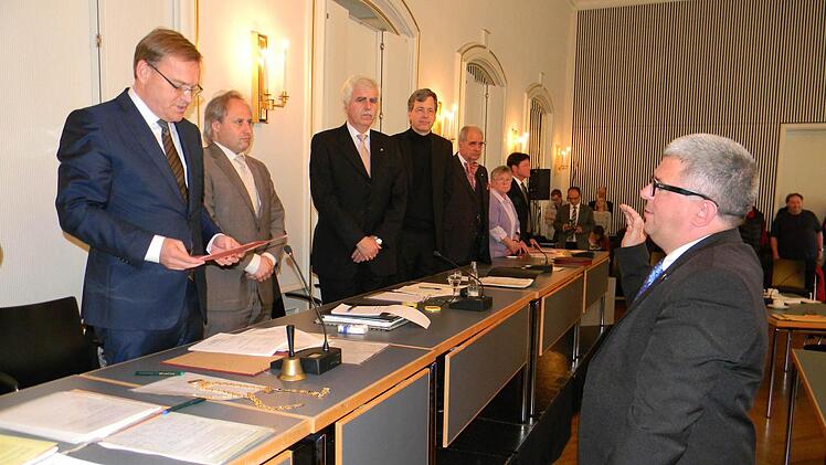 Am 7. Mail wurde Wolfgang Metzner, Bambergs neuem Dritten Bürgermeister, vereidigt. Jetzt sorgt seine Bezahlung für Irritationen. Fotos: Beck