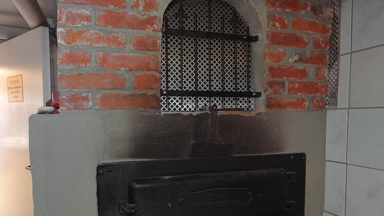 Auch der Backofen erinnert daran, dass im Gasthaus "Zum grünen Baum" das Bäckerhandwerk ausgeübt wurde. Heute bereitet Helmut Pfaffenberger Pizza und Spanferkel für seine Gäste darin zu.