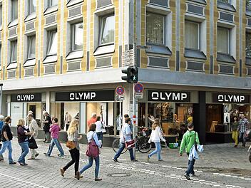Keine sechs Wochen liegen zwischen dem Auszug von Fielmann und der Neueröffnung von "Olymp" am Grünen Markt 1. Fotos: Ronald Rinklef