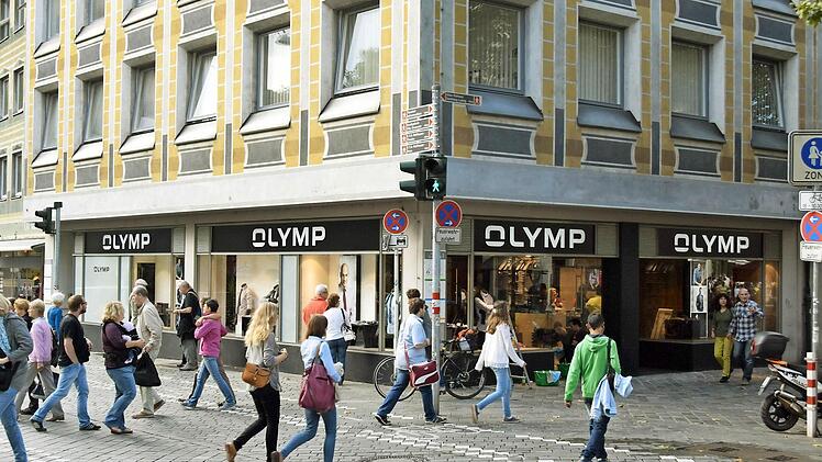 Keine sechs Wochen liegen zwischen dem Auszug von Fielmann und der Neueröffnung von "Olymp" am Grünen Markt 1. Fotos: Ronald Rinklef