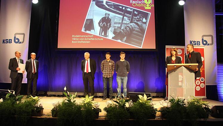Die Jungenmannschaft der Wettkampfklasse III mit ihrem Trainer Fachoberlehrer Wolfgang Klecker erhält den "Sonderpreis Sport" beim Wettbewerb "Oberfränkischer Realschulchampion". Matthias Welsch