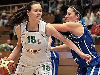 Das Bamberger DJK-Talent Nadjeschda Ilmberger (l.) möchte sich in seinem Drang zum Korb nicht von der Münchnerin Susanne Kernl aufhalten lassen. Foto: sportpress