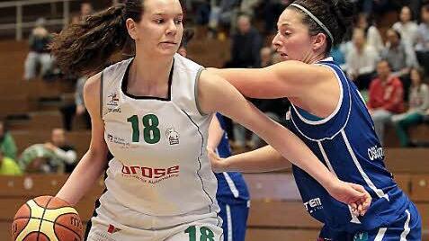 Das Bamberger DJK-Talent Nadjeschda Ilmberger (l.) möchte sich in seinem Drang zum Korb nicht von der Münchnerin Susanne Kernl aufhalten lassen. Foto: sportpress