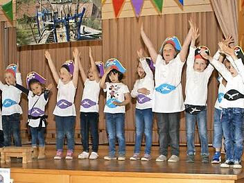 Lauter kleine Piraten stürmten zu Beginn der Einweihungsfeierlichkeiten die Bühne des Pfarrsaales.