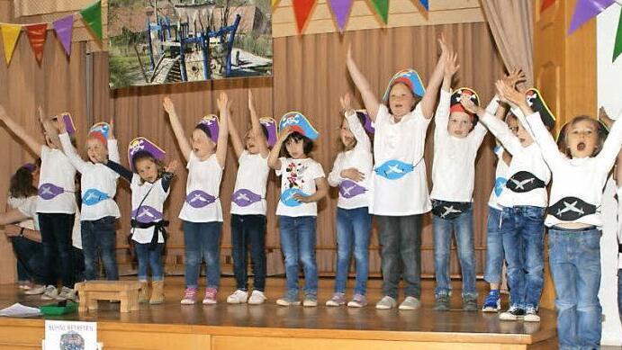 Lauter kleine Piraten stürmten zu Beginn der Einweihungsfeierlichkeiten die Bühne des Pfarrsaales.