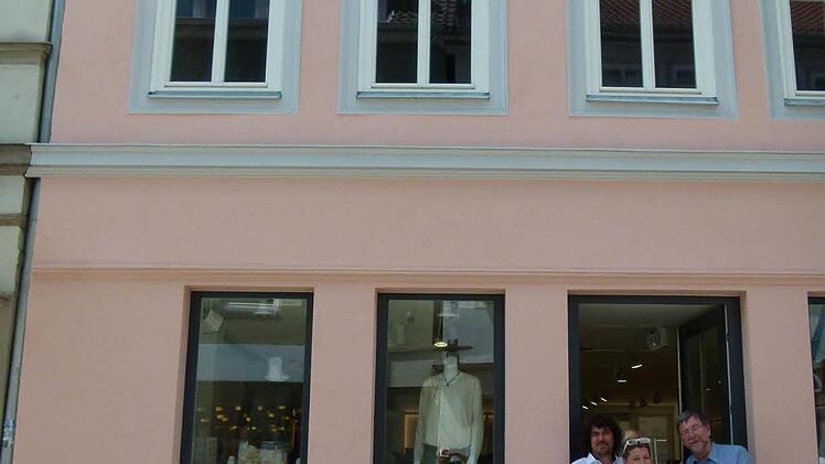 Haus Ketschengasse 34 nach der Sanierung: Hans-Heinrich Eidt überreicht eine Auszeichnung an die Besitzer Markus Graupe (links) und Jasmin Franz. Foto: Lothar Weidner