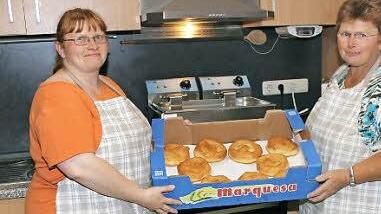 Tanja Kugler (l.) und ihre Mutter Roswitha Kaul haben die "Kerwa-Kiechla" gebacken