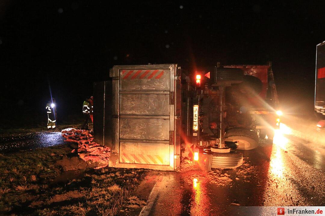 Lkw mit Schlachtabfällen kippt auf B505 um