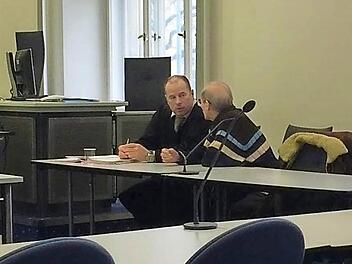 Der Angeklagte mit seinem Verteidiger, Rechtsanwalt Thomas Drehsen, im Gerichtssaal  Foto: gg