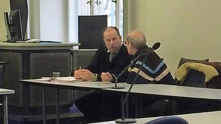 Der Angeklagte mit seinem Verteidiger, Rechtsanwalt Thomas Drehsen, im Gerichtssaal  Foto: gg