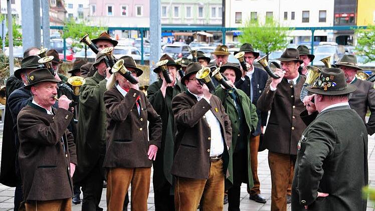 Jagdhornbläser sind die Sympathieträger der Jägerschaft - hier beim Standkonzert vor der Stadthalle, wo am Wochenende der Landesjägertag stattfand. Foto: Stephan Herbert Fuchs