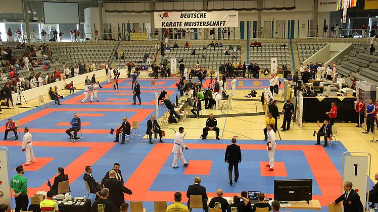 Die HUK-Coburg-Arena bot eine tolle Kulisse für die beiden Deutschen Karate-Meisterschaften. Spannende Fights begeisterten auch die Zuschauer. Desombre