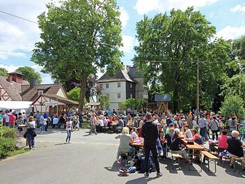 Publikumsmagnet: Die malerische Ortsmitte des Meederer Gemeindeteils Moggenbrunn ist immer wieder Ziel vieler Wanderer und Radfahrer am Vatertag. Foto: Günther Mittelbach