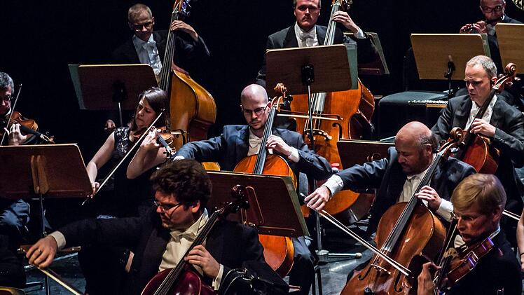 Unter der Leitung von Roland Kluttig begeisterte das Philharmonische Orchester beim Sinfoniekonzert im Landestheater. Gefeierte Solistin war die Mezzosopranistin Uto Döring-Fleury.Foto: Jochen Berger