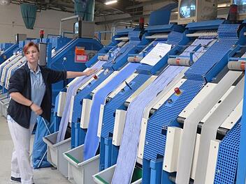 Melissa Scheler arbeitet an einer Eingabe- und Faltmaschine beim Coburger handtuch- und Mattenservice (CHMS) in Rödental.Rainer Lutz