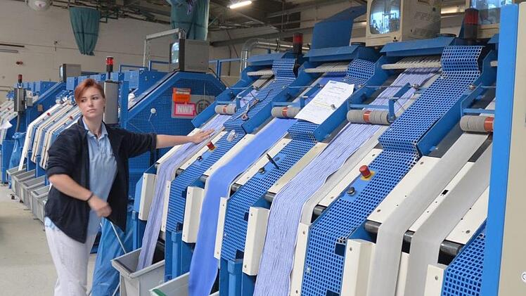 Melissa Scheler arbeitet an einer Eingabe- und Faltmaschine beim Coburger handtuch- und Mattenservice (CHMS) in Rödental.Rainer Lutz