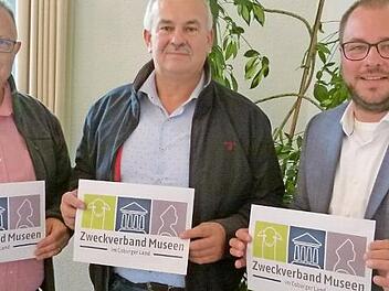 Martin Stingl, Udo Bohl und Landrat Sebastian Straubel (von links) stellen das neue Logo vor.  Foto: Lothar Weidner