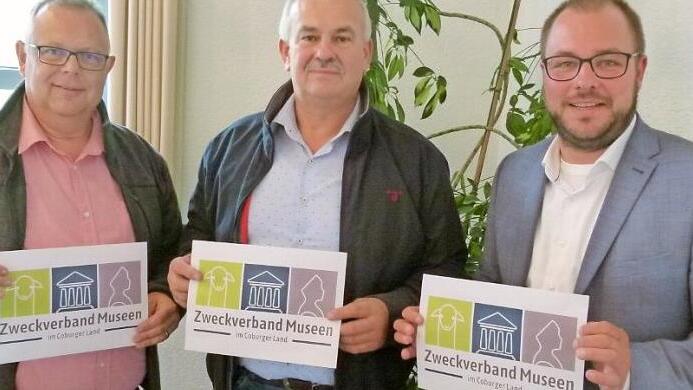 Martin Stingl, Udo Bohl und Landrat Sebastian Straubel (von links) stellen das neue Logo vor.  Foto: Lothar Weidner