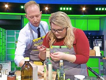 Die Weismainerin Susanne Klippstein hat es bis ins Finale der Kochshow "The Taste" geschafft. Im Halbfinale, das für sie kein Zuckerschlecken war, half ihr Maximilian vom Team Alexander Herrmann beim Filettieren eines Fisches.  Foto: SAT 1