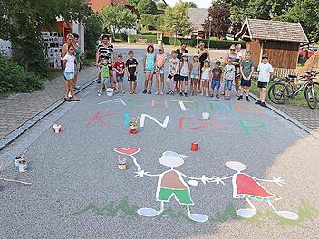 Stolz auf eines von drei Werken sind die Kinder aus Unterpreppach nach getaner Arbeit mit ihren Betreuerinnen Julia Welsch (Vierte von rechts), Theresa Groh (Dritte von links) und Vorsitzenden Maria Florschütz (Zweite von links).  Foto: Helmut Will