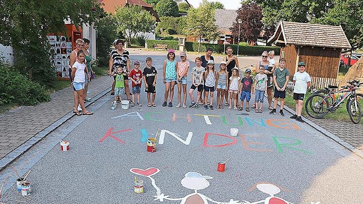 Stolz auf eines von drei Werken sind die Kinder aus Unterpreppach nach getaner Arbeit mit ihren Betreuerinnen Julia Welsch (Vierte von rechts), Theresa Groh (Dritte von links) und Vorsitzenden Maria Florschütz (Zweite von links).  Foto: Helmut Will