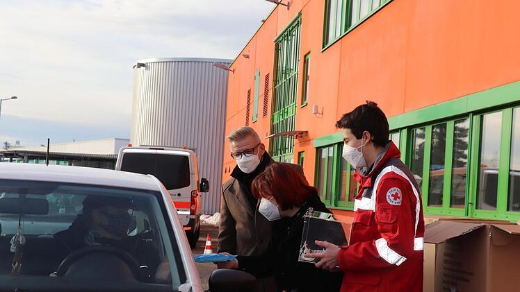 Zu den Masken gab es von Christina Flauder auch nette Worte. Mit im Bild Bürgermeister Frank Wilzok (hinten) und Yannik Meinhold.Foto: Katrin Geyer