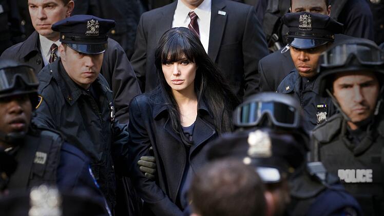 Agentin Evelyn Salt (Angelina Jolie) ger&auml;t unter Verdacht, eine russische Spionin zu sein.