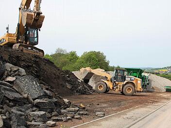Mitte Mai wurde noch Bauschutt auf dem Industriegebiet bei Schildeck zerkleinert. Nun soll der Brecher abtransportiert werden. Foto: Ralf Ruppert