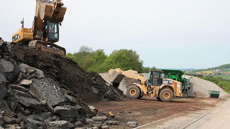 Mitte Mai wurde noch Bauschutt auf dem Industriegebiet bei Schildeck zerkleinert. Nun soll der Brecher abtransportiert werden. Foto: Ralf Ruppert