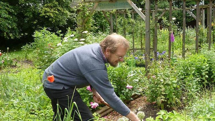 Zweiter Vorsitzender Walter Näher zählt zu den Schmölzer Idealisten, die den Kräuterlehrgarten auf Vordermann bringen. Foto: Gerd Fleischmann