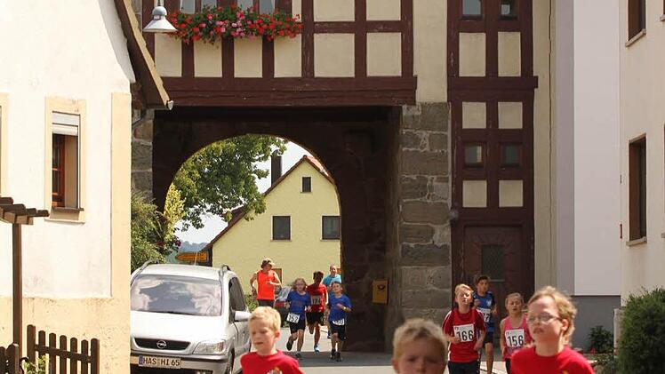 Sehr idyllisch war die Strecke bei den Schülern durch das Torhaus von Treinfeld.